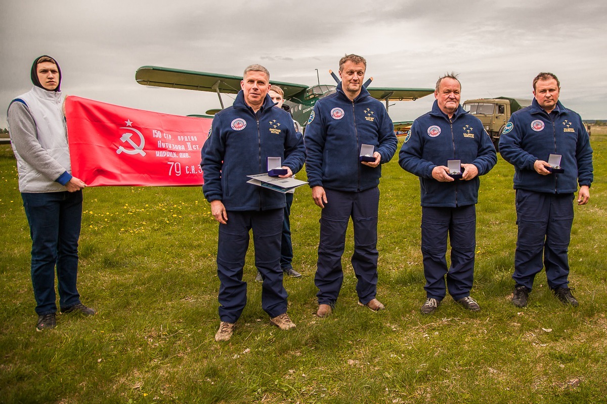 На фото: участники пилотажной группы «Звезда»