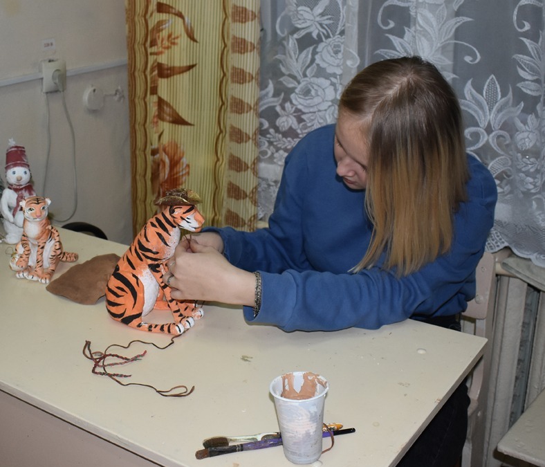 Эвелина Кузнецова работает над фигуркой тигра-ковбоя