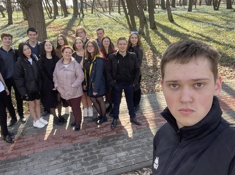 Фото Знаменских 11-тиклассников в цветущем парке на память