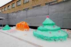 Тамбовские заключённые изготовили из снега скульптуру новогоднего Быка