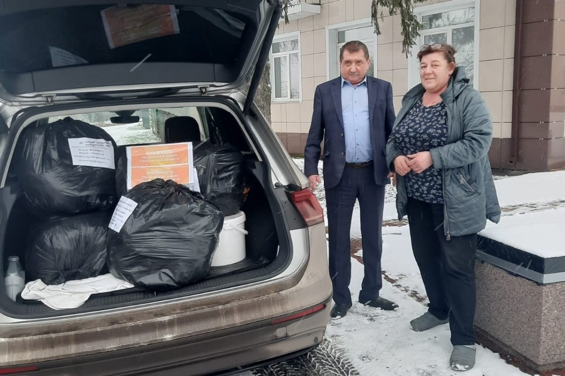 Оксана Сопитько забирает гуманитарную помощь у первого заместителя главы администрации Петровского района Валерия Рыжкина