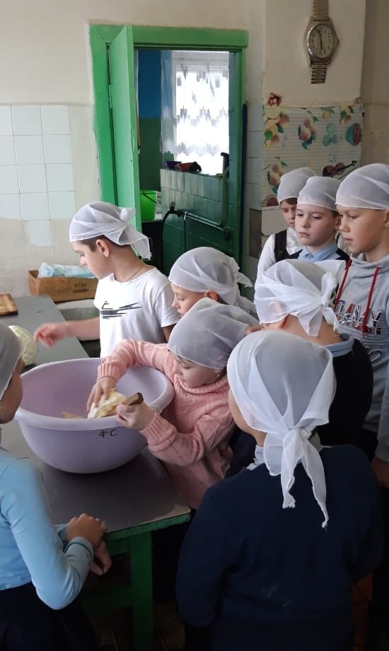 Дети участвовали в приготовлении овощного салата