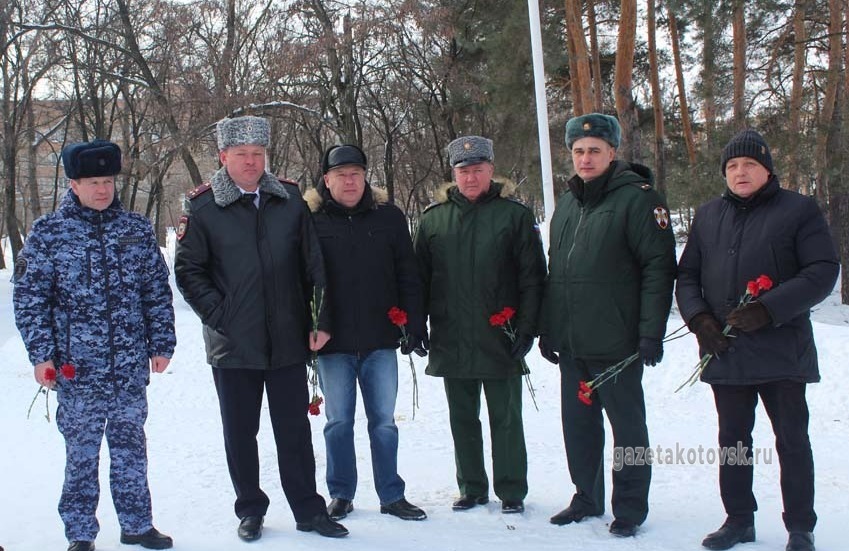 Участники церемонии возложения цветов к Вечному огню