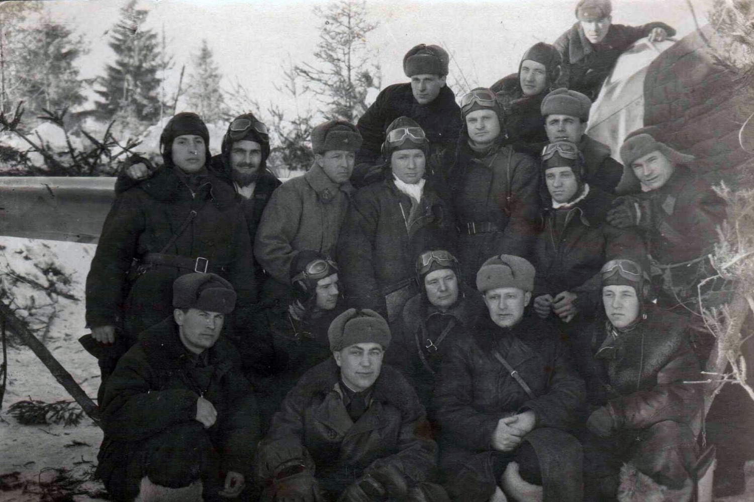Александр Липилин среди лётчиков 41-го истрибительного авиационного полка