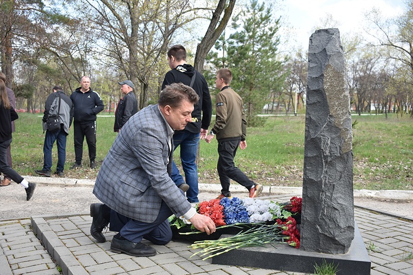 Возложение цветов к памятнику в парке Воинской славы