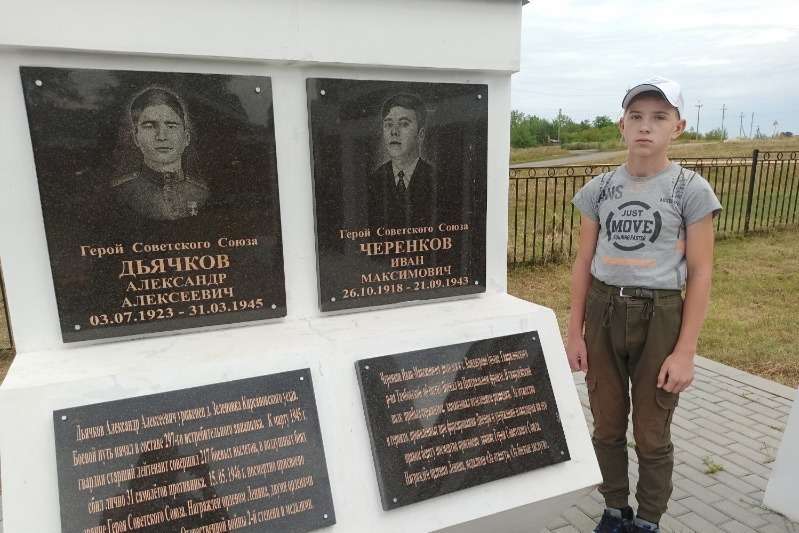 Дмитрий Карташёв на личном субботнике около мемориала погибшим в годы Великой Отечественной войны
