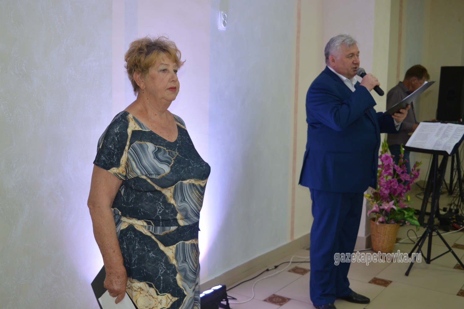Ведущие торжества Нина Серёгина и Олег Фролов
