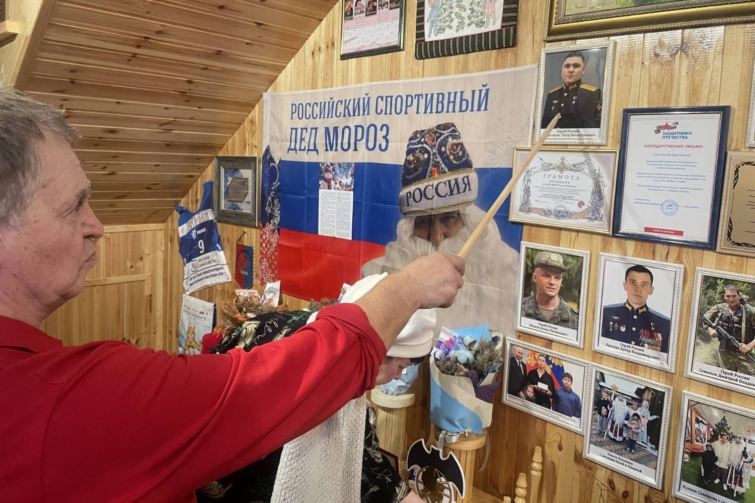   Сосновский Дед Мороз для активистов Центра общения старшего поколения провёл экскурсию по своей резиденции