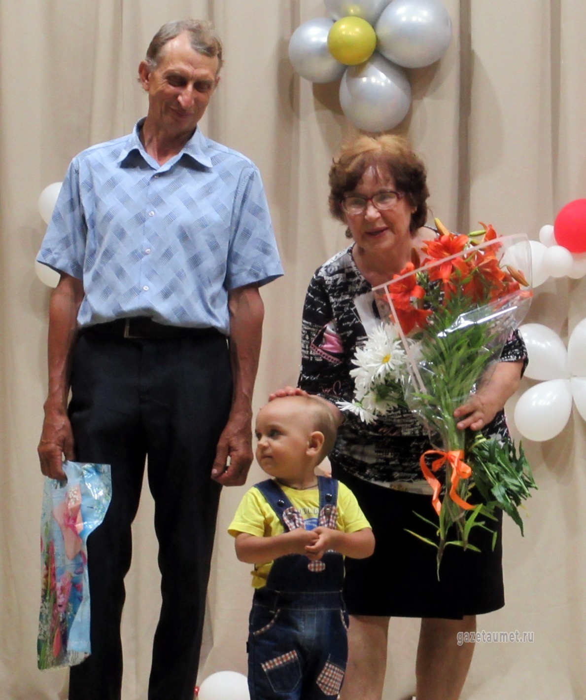 Супруги Сатанины в сентябре отметят 40-летие семьи. Поздравить их пришёл внук Олег