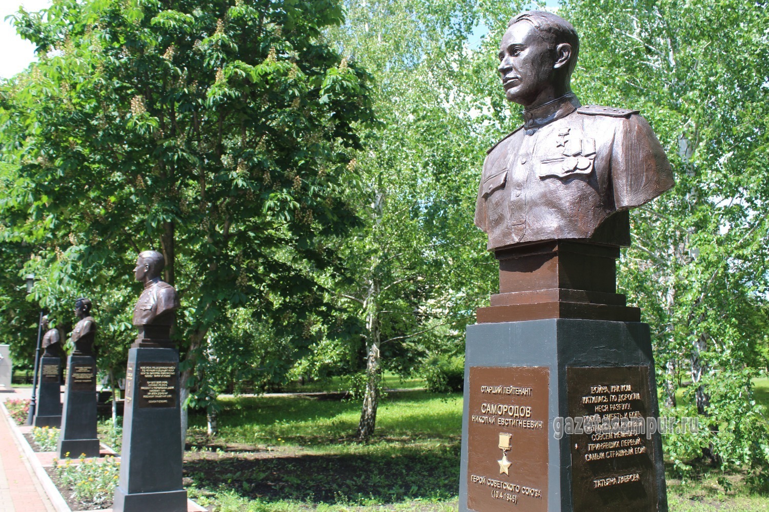 Бюст Героя СССР Николая Самородова в парке Победы посёлка Сатинка