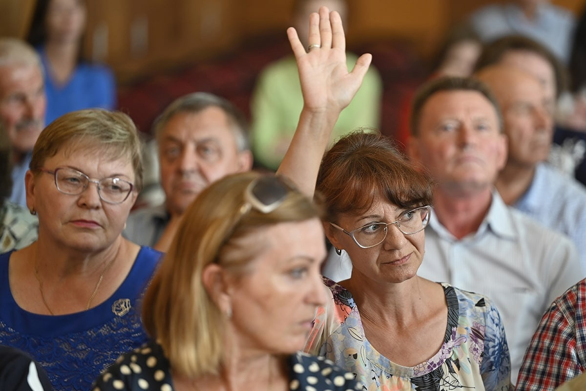 Вчера состоялось. Вчера состоялось. Сергеев беляев шахматы. Фото наш двор агрыз. Зрители на телешоу.