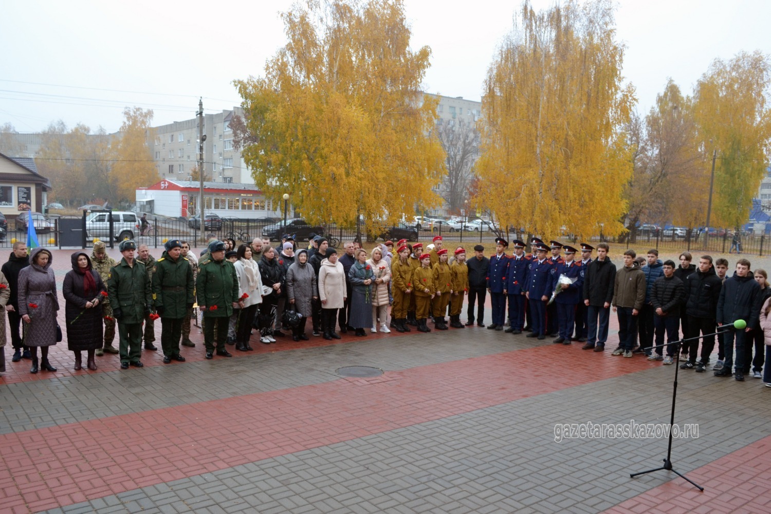 Почтить память земляка пришли жители города Рассказово, учащиеся учебных заведений 