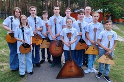 Рождение звезд: молодой мичуринский педагог вместе с учениками продвигает балалайку и домру в массы 