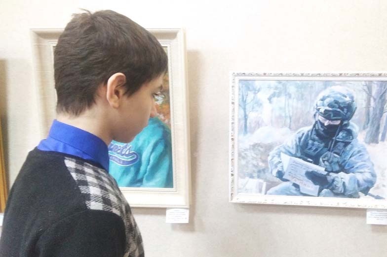 Школьника в городском музее взволновала картина в тему патриотического мероприятия