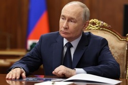 Владимир Путин поручил сократить бумажную нагрузку на врачей и педагогов  