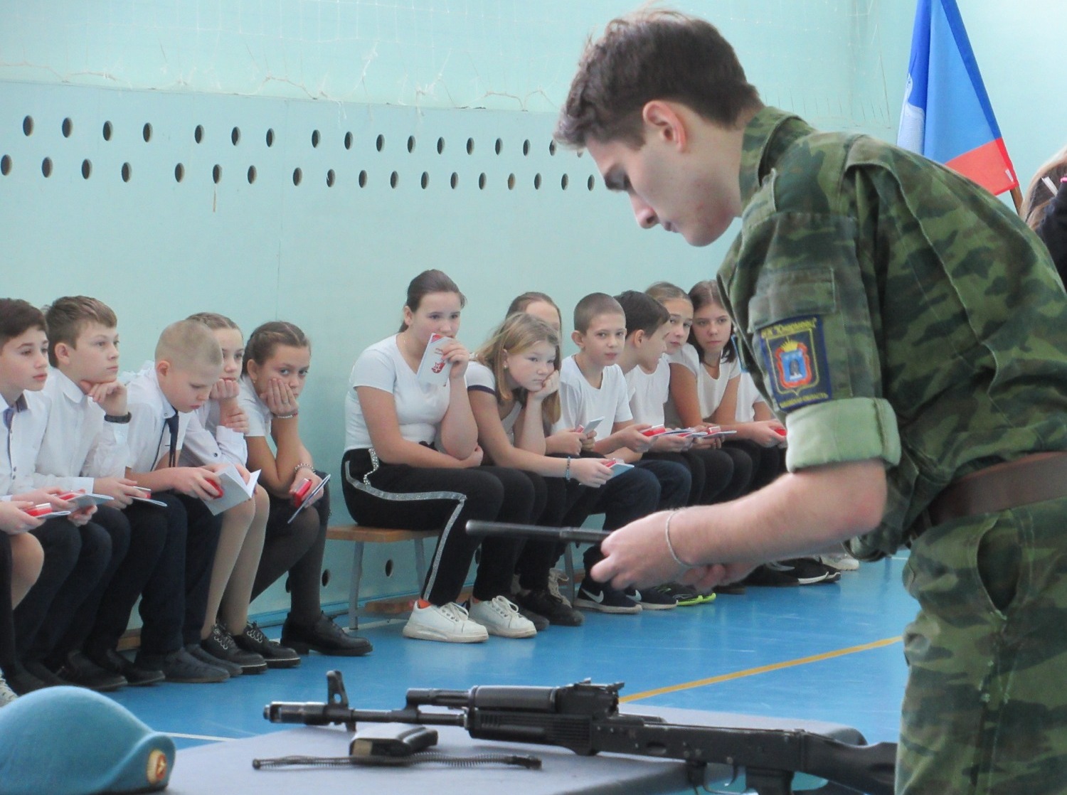 Юнармеец Игорь Трунин демонстрирует навыки, полученные во время занятий патриотического клуба