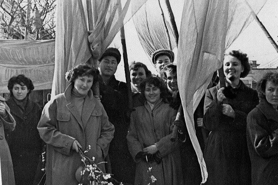 Студентка Вера Кудрина встречала Первомай 1960 года в Южно-Сахалинске
