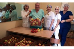 Медики из Мичуринска передали яблоки своим коллегам из тамбовского ковид-центра