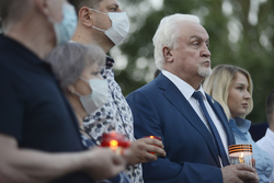 Евгений Матушкин вместе с жителями Мичуринска зажёг «Свечу памяти» на площади Славы