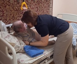 Директор Сосновского дома-интерната на один день превратилась в работника по уходу