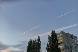 Белая полоса в бескрайнем небе появилась над Тамбовом