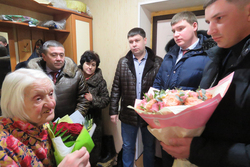 Сотрудники Тамбовской облдумы навестили и поздравили блокадницу Юлию Степанову