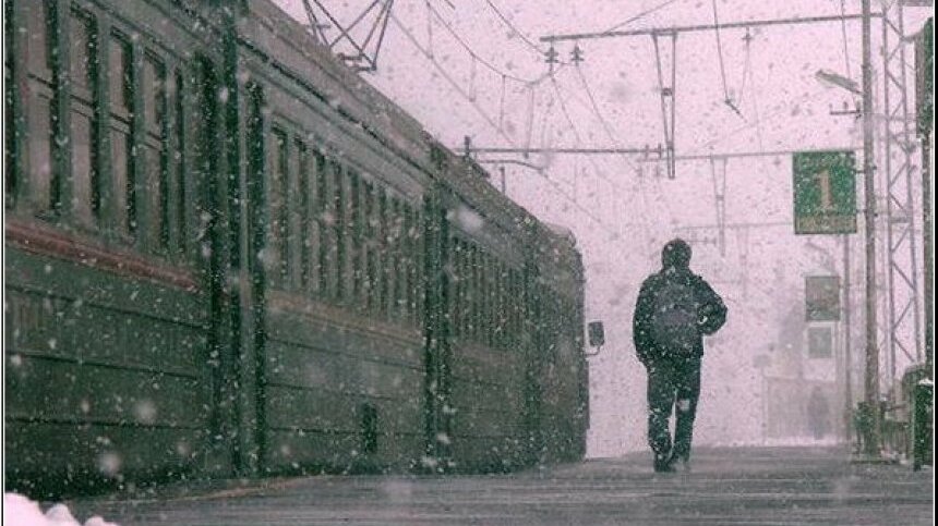 Перрон метро. Девушка на вокзале. Уходящий поезд. Одинокая станция. Толпа людей на перроне.