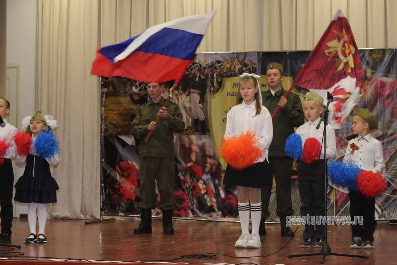 Выступает коллектив из Луча