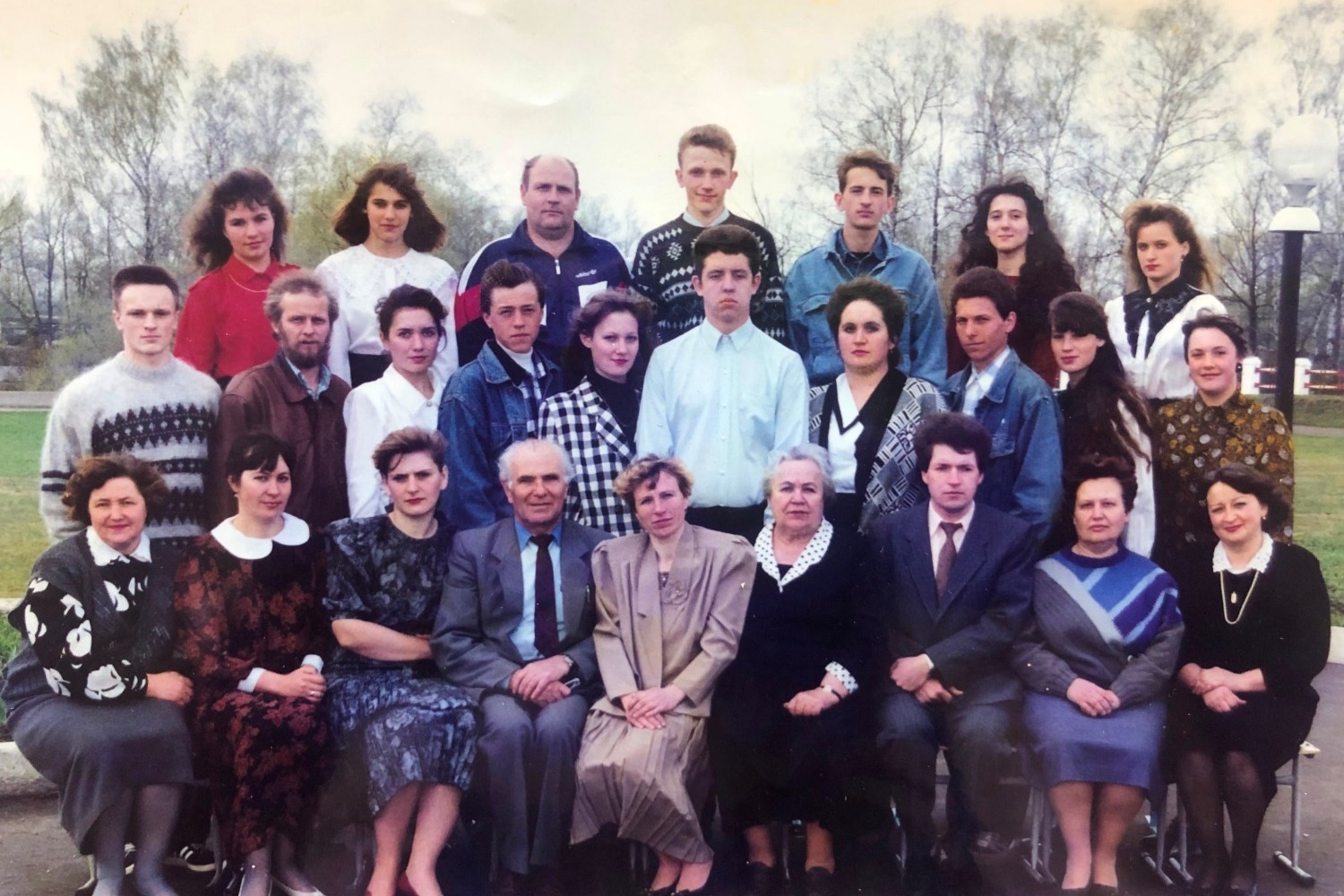 Выпускной класс 1995 года дубовской школы с педагогами. Преподаватель математики Юлия Некрасова (в нижнем ряду вторая справа)  