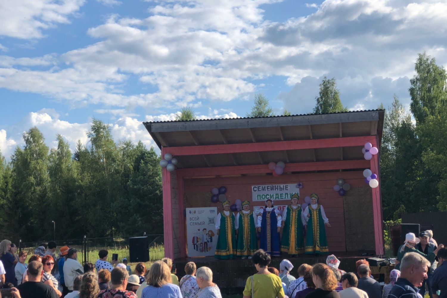 На сцене — местные голоса