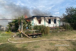В знаменском селе всем миром с утра до вечера тушили пожар