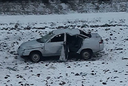 В Знаменском районе перевернулась легковушка, пострадали два человека