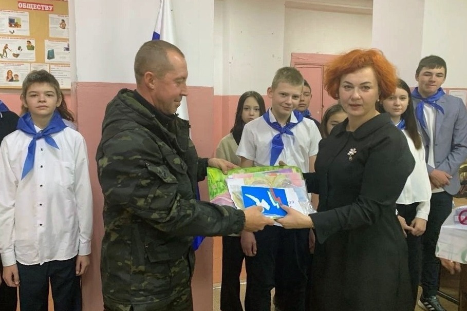 Ольга Шатская передала бойцу письма и рисунки от ребят начальных классов