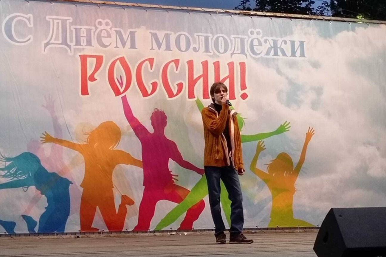 На сцене Павел Топорков