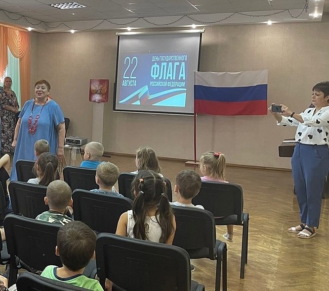 Детсадовцы в городском музее в День российского флага