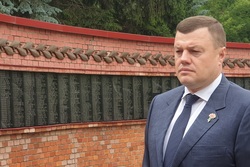 Губернатор Александр Никитин поддержал акцию «Красная гвоздика»
