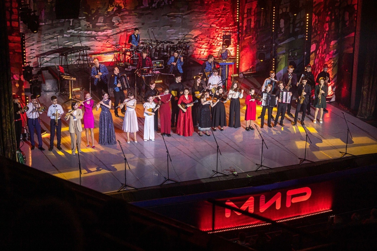 На большой сцене Алиса Хрустова (шестая справа в первом ряду) выступила в составе сводного оркестра