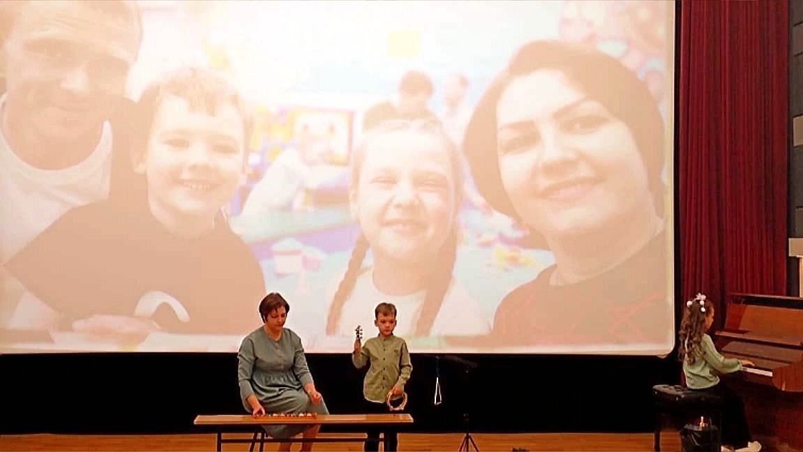 Выступает семья Антоновых