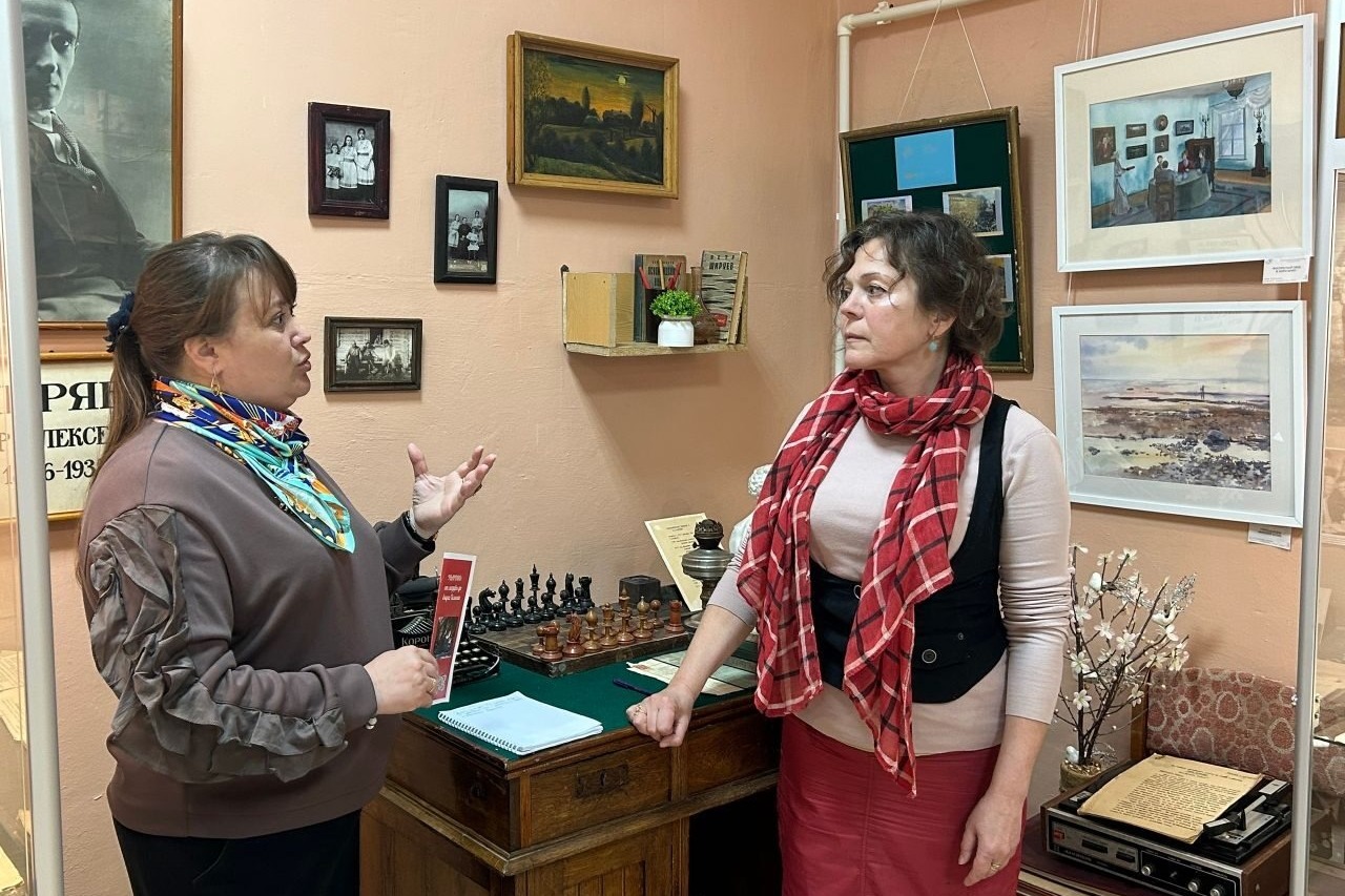 Экскурсию для Анастасии Юргенсон проводит директор уваровского музея Татьяна Старикова