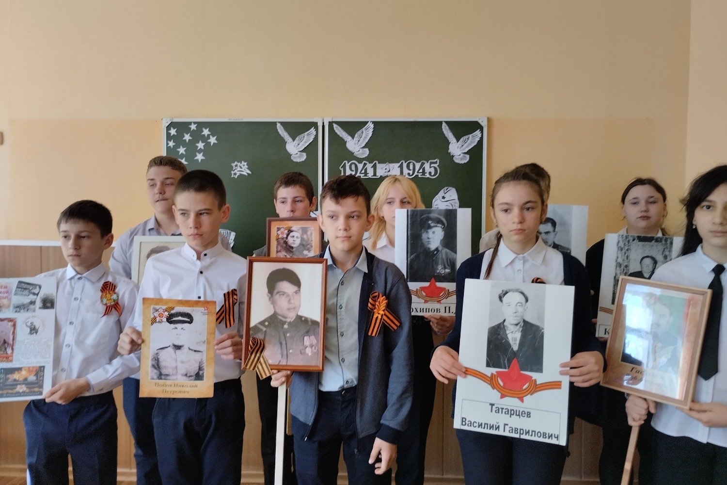 Ученики 8 «В» класса принимают участие в фотомарафоне «И память фото оживит»