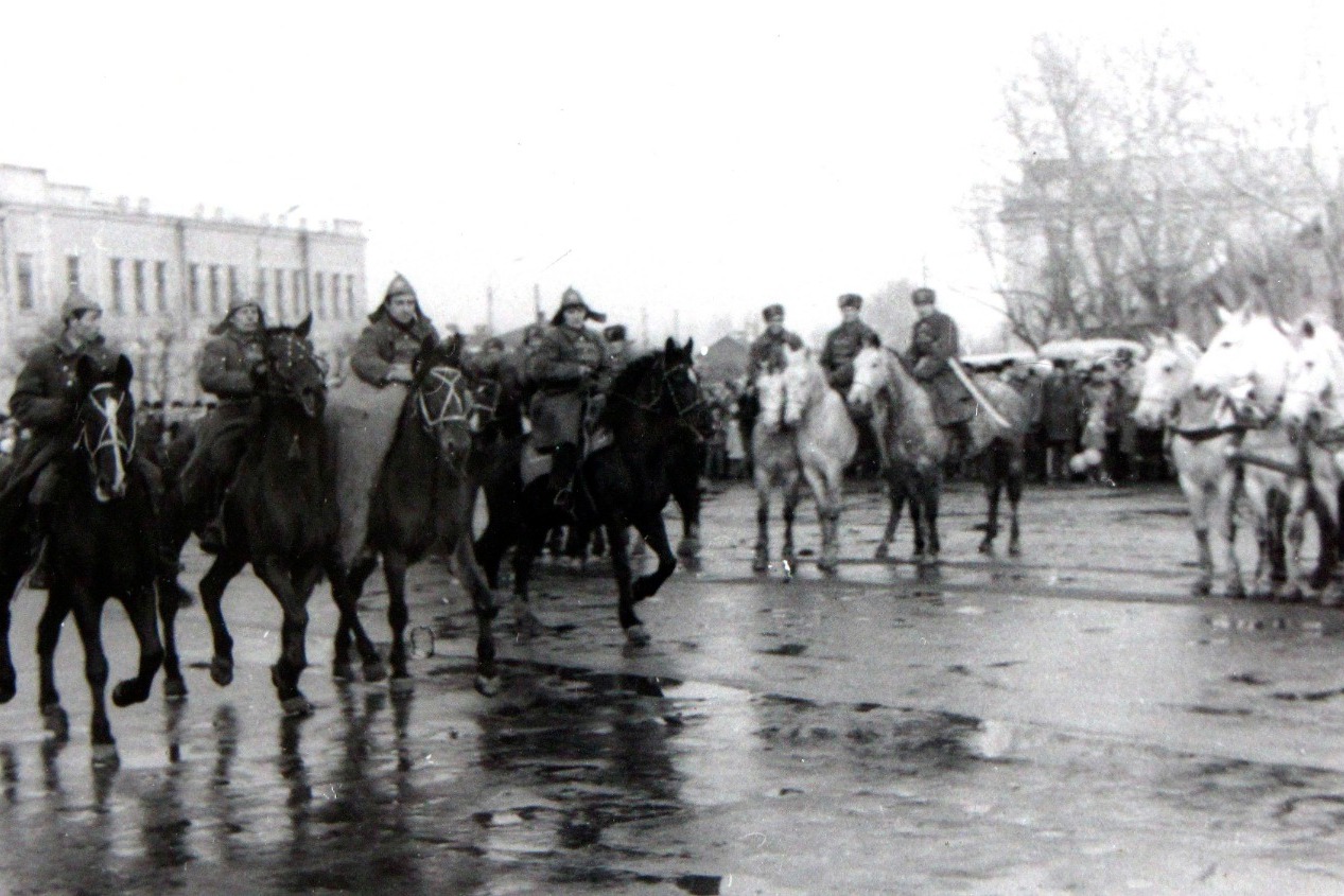 Племзавод «Арженка» представил на праздничную демонстрацию, по случаю очередной годовщины Октябрьской революции, отряд красноармейцев, 70-е годы XX века
