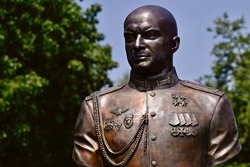 В Тамбове на Воздвиженском кладбище открыли бюст Героя РФ Дениса Иванова