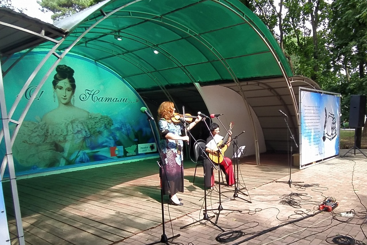 Открыли концерт Марина Попова и Елена Дуда, преподаватели Знаменской школы искусств
