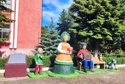 Село в Петровском округе украсил памятник глиняной игрушке