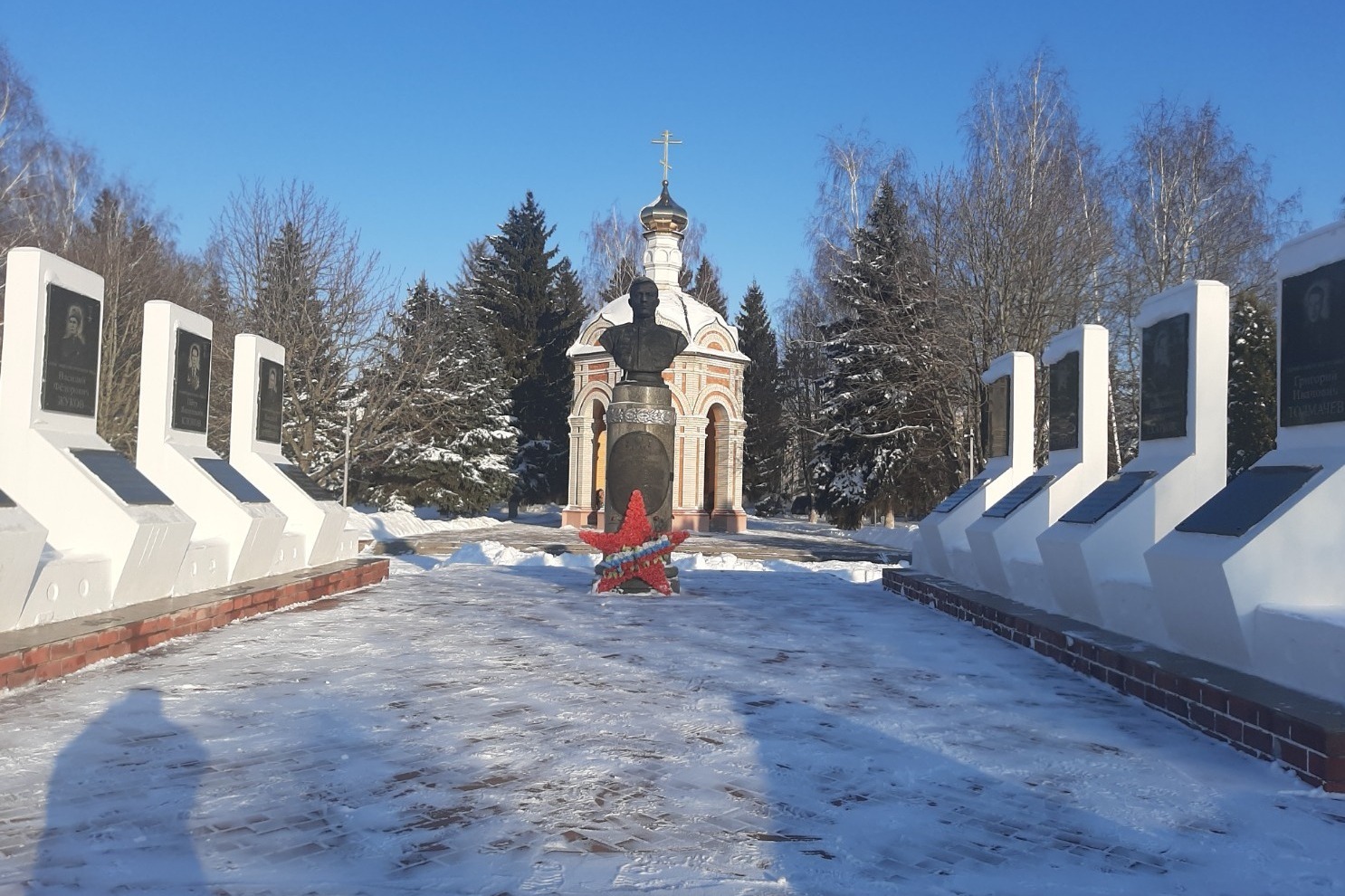 Аллея Героев на военно-историческом мемориальном комплексе в Токарёвке