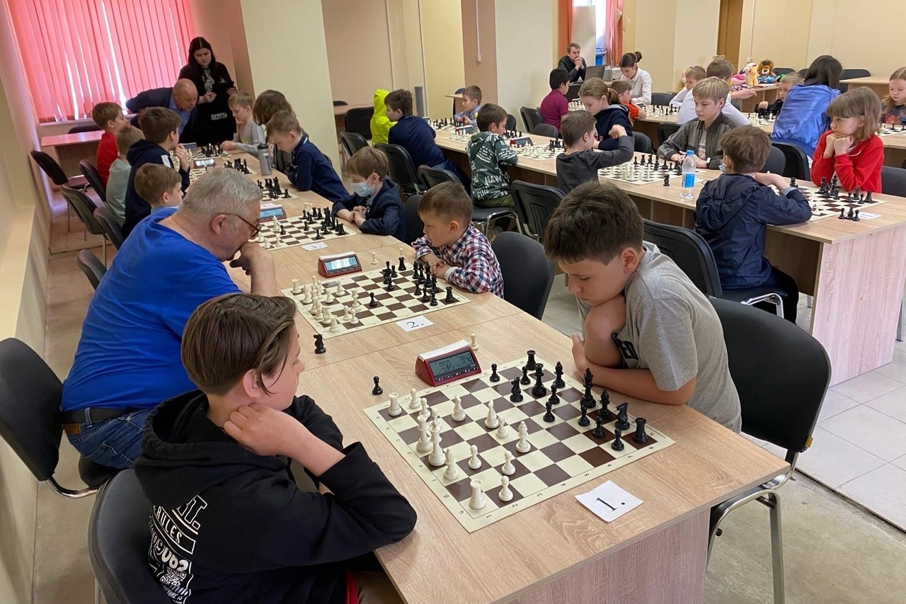 Тихон Попов продумывает шахматный ход