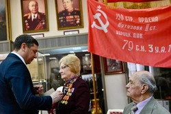 Евгений Первышов вручил ветеранам юбилейные медали 