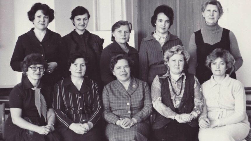Сотрудники отдела цветоводства, 1983 г. В нижнем ряду в центре — М.Ф. Киреева — заслуженный работник сельского хозяйства