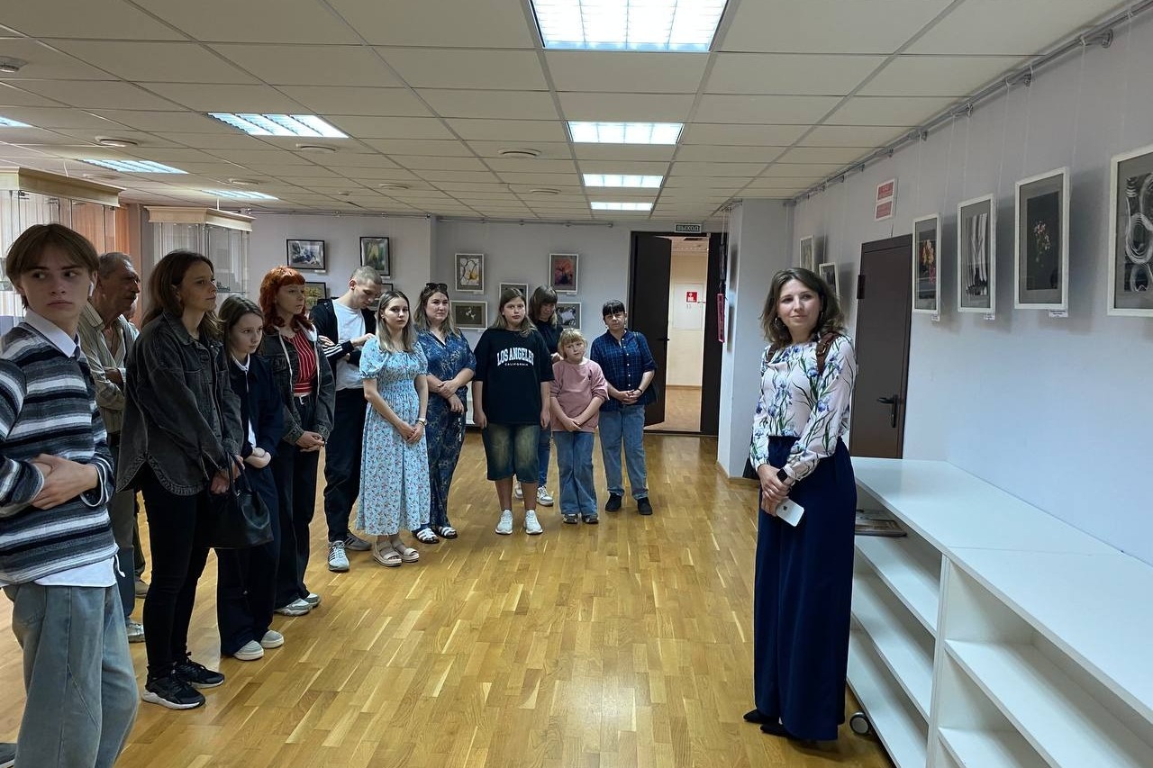 Алла Шаталова приветствует участников и гостей фотовыставки