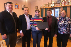 По просьбе жительницы Бондарского района депутаты-единороссы подарили школьнице ноутбук